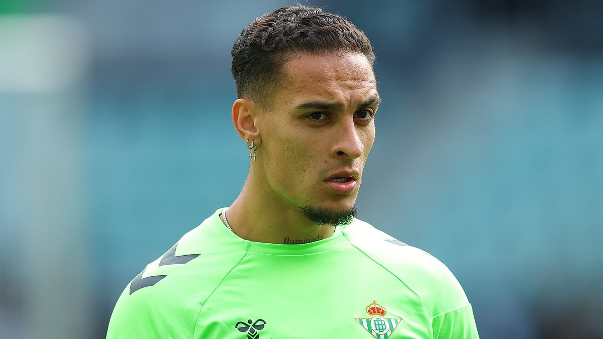 Antony s-inquiète du terrain avant la finale de la Conference League