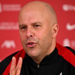 Arne Slot envisage un nouveau contrat à Liverpool après Salah et Van Dijk