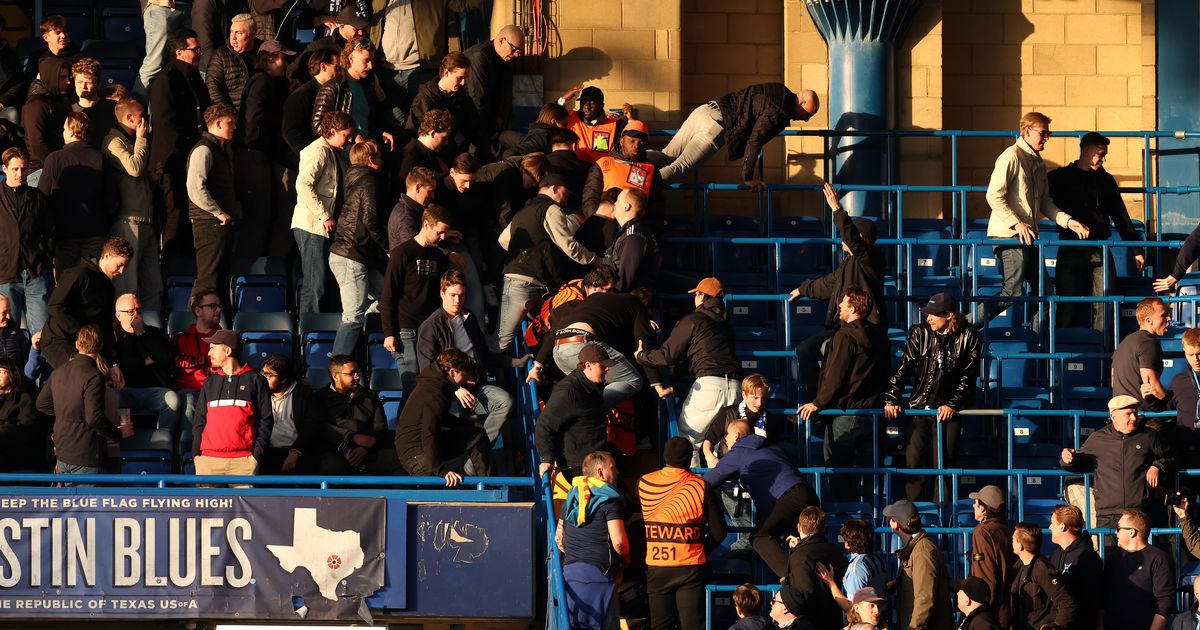 Chaos à Stamford Bridge - les fans de Djurgarden envahissent le stade