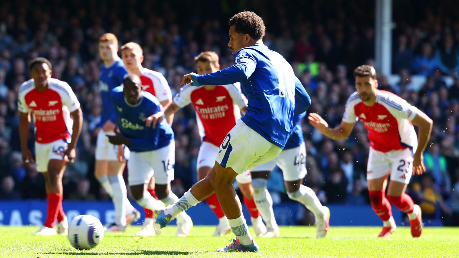 Everton et Arsenal se neutralisent dans un match accroché (1-1)
