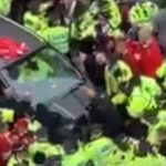 Incident à Liverpool - des fans sauvent des victimes d-une voiture