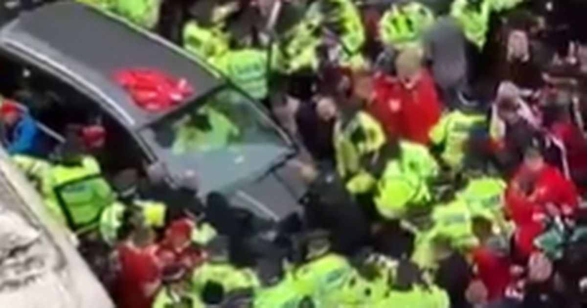 Incident à Liverpool - des fans sauvent des victimes d-une voiture