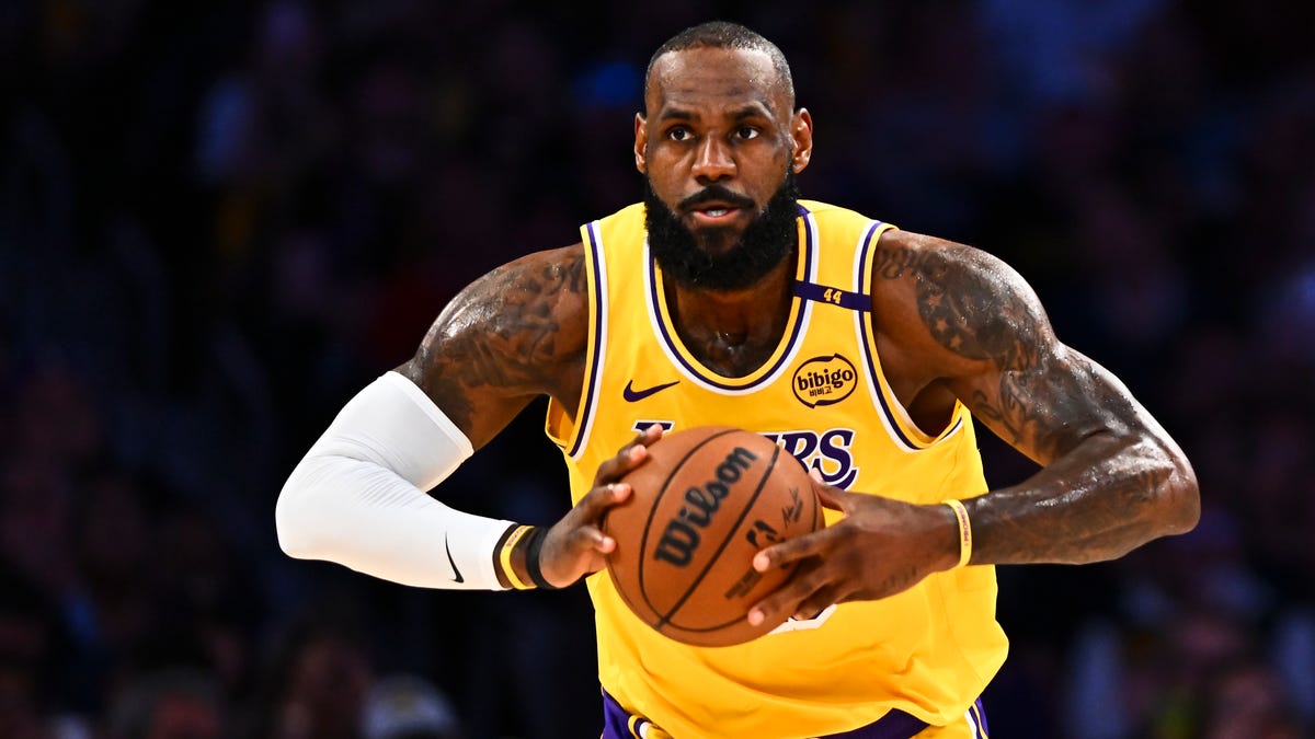Isiah Thomas critique LeBron James pour son échauffement sans maillot