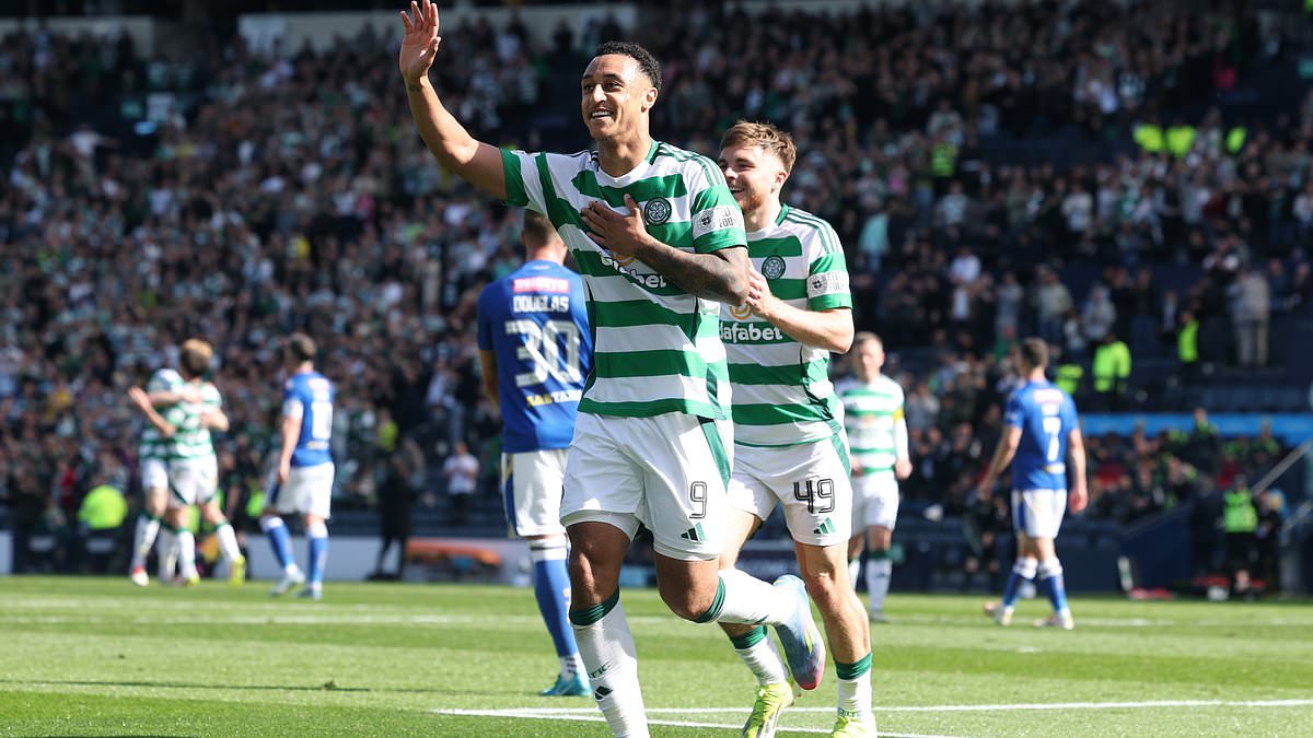 Liam Scales soutient Adam Idah après une période difficile à Celtic