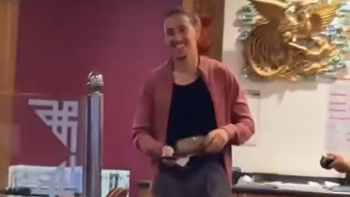 Liverpool célèbre son titre avec Tsimikas et ses coéquipiers en fête