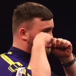 Luke Littler répond aux sifflets à Leeds lors de la Premier League Darts