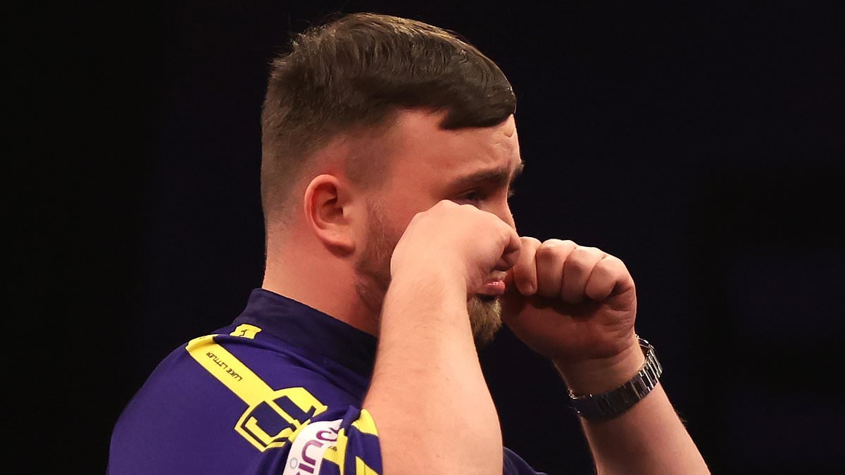 Luke Littler répond aux sifflets à Leeds lors de la Premier League Darts