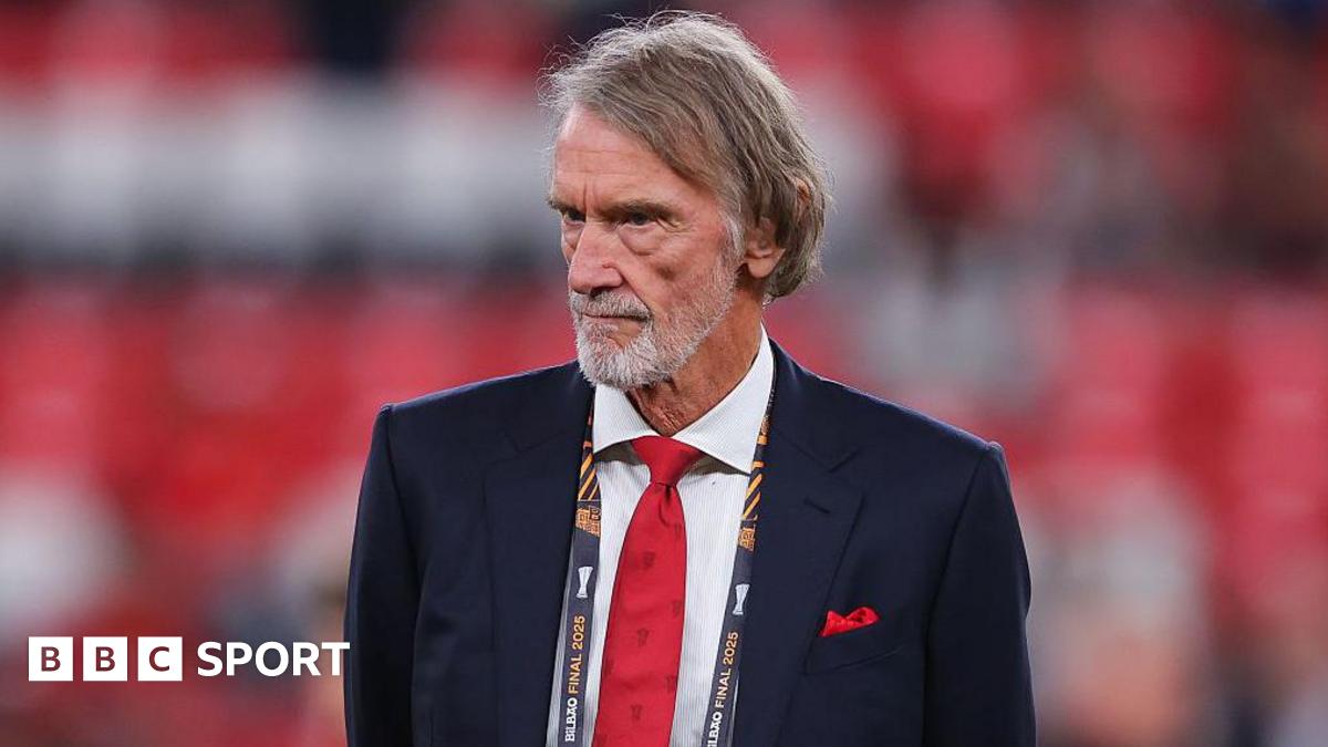 Manchester United prévoit 200 licenciements après achat de Ratcliffe