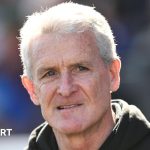 Mark Hughes reste à Carlisle United malgré la relégation en National League