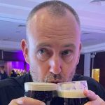 Mark Williams trinque après la finale controversée du championnat du monde de snooker