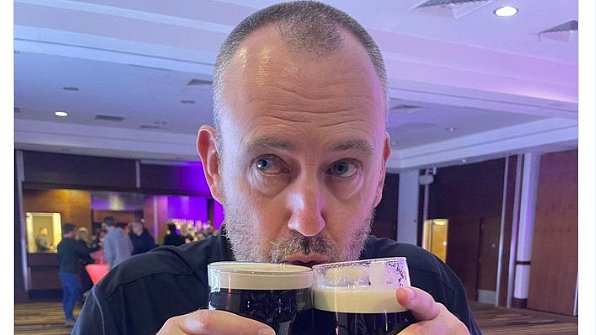 Mark Williams trinque après la finale controversée du championnat du monde de snooker