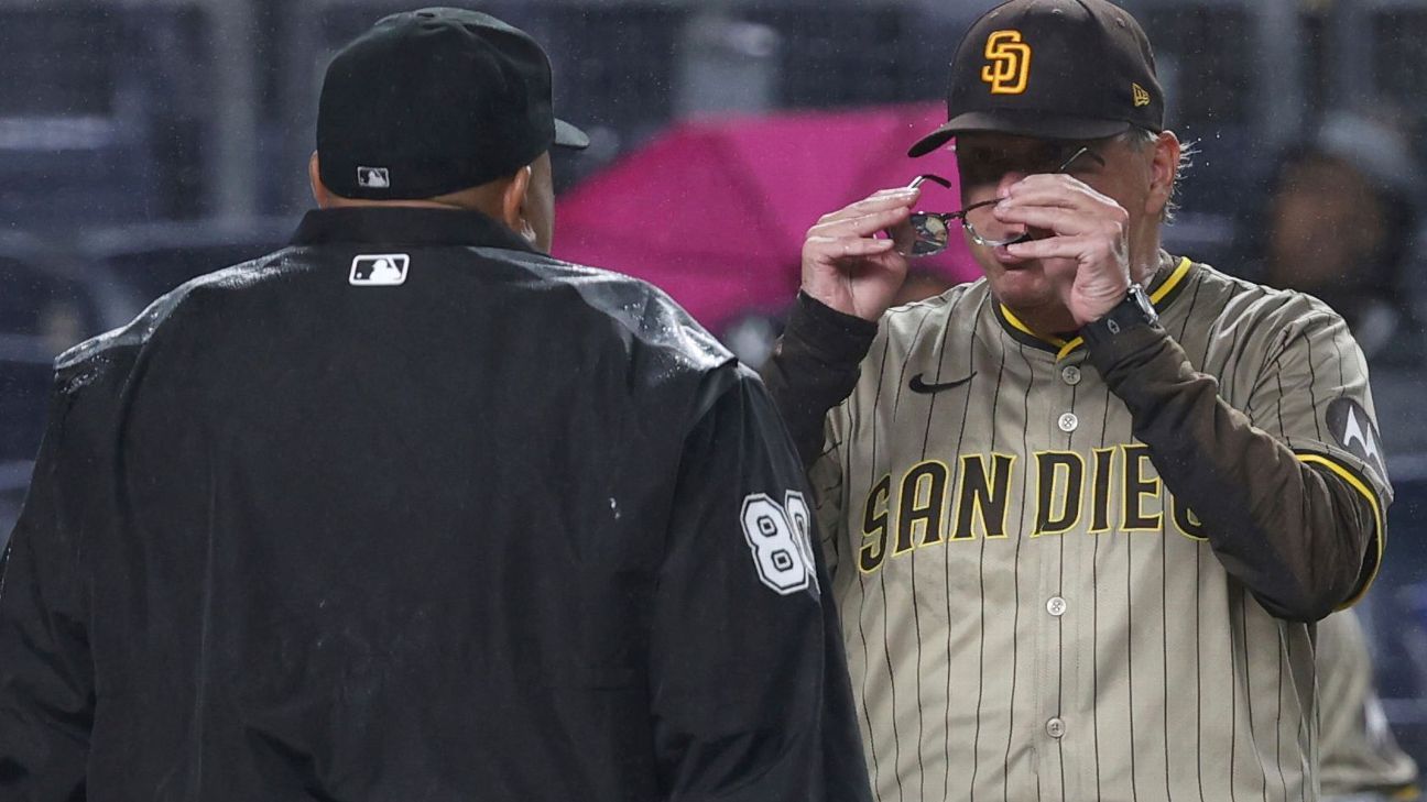 Mike Shildt furieux jette ses lunettes après l-expulsion de Tatis Jr