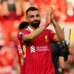 Mohamed Salah console un rival lors de la célébration du titre