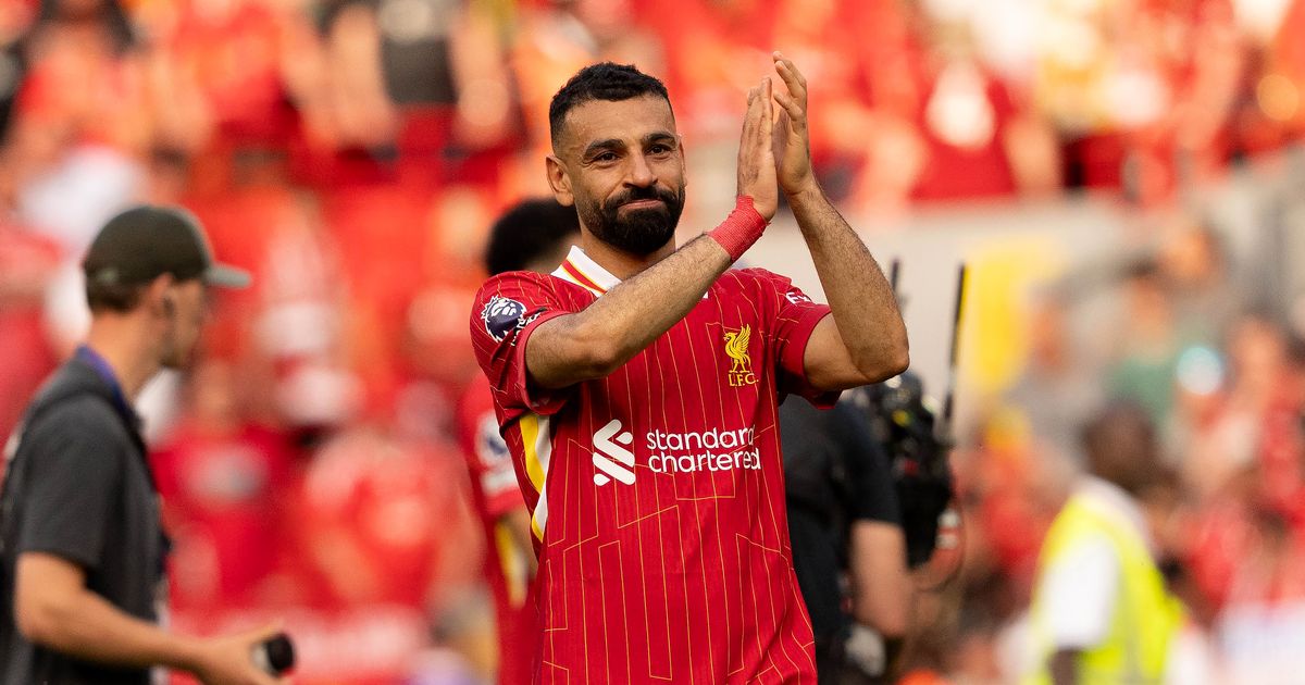 Mohamed Salah console un rival lors de la célébration du titre