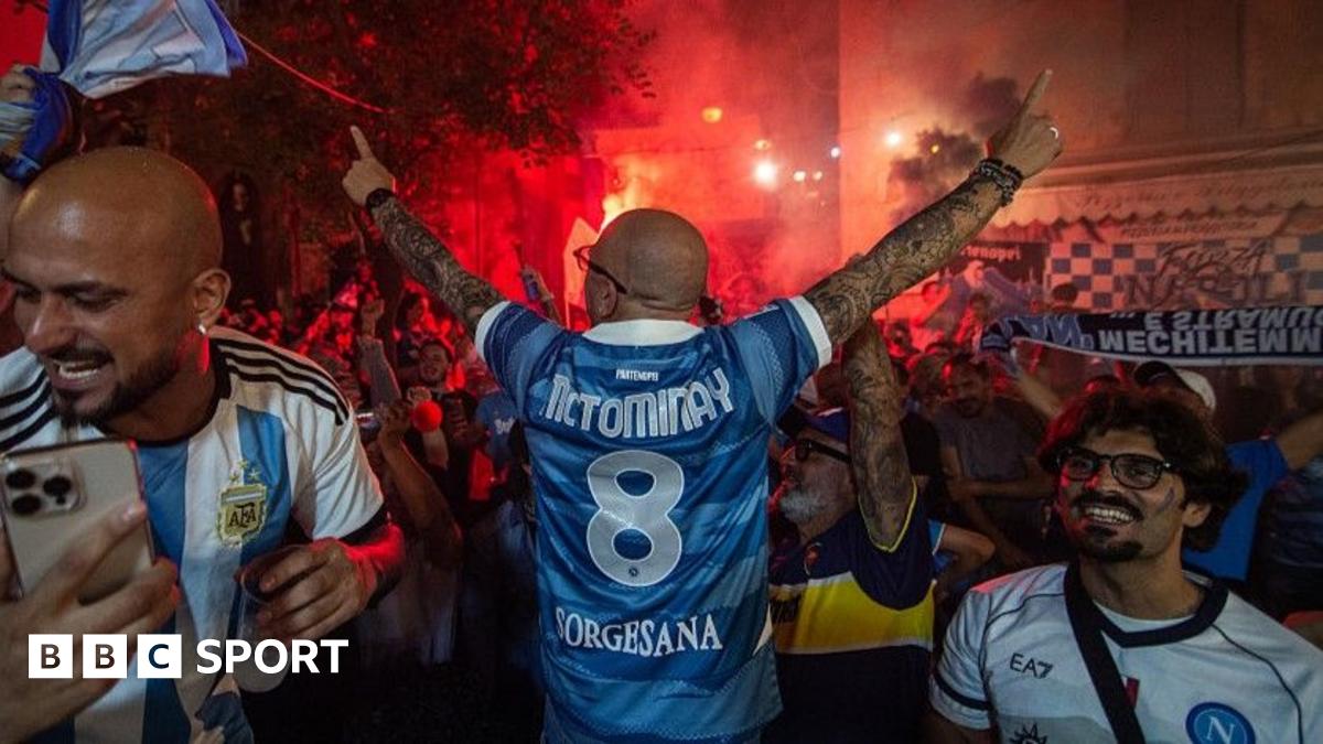 Napoli champion d-Italie - McTominay célèbre avec la Scotland