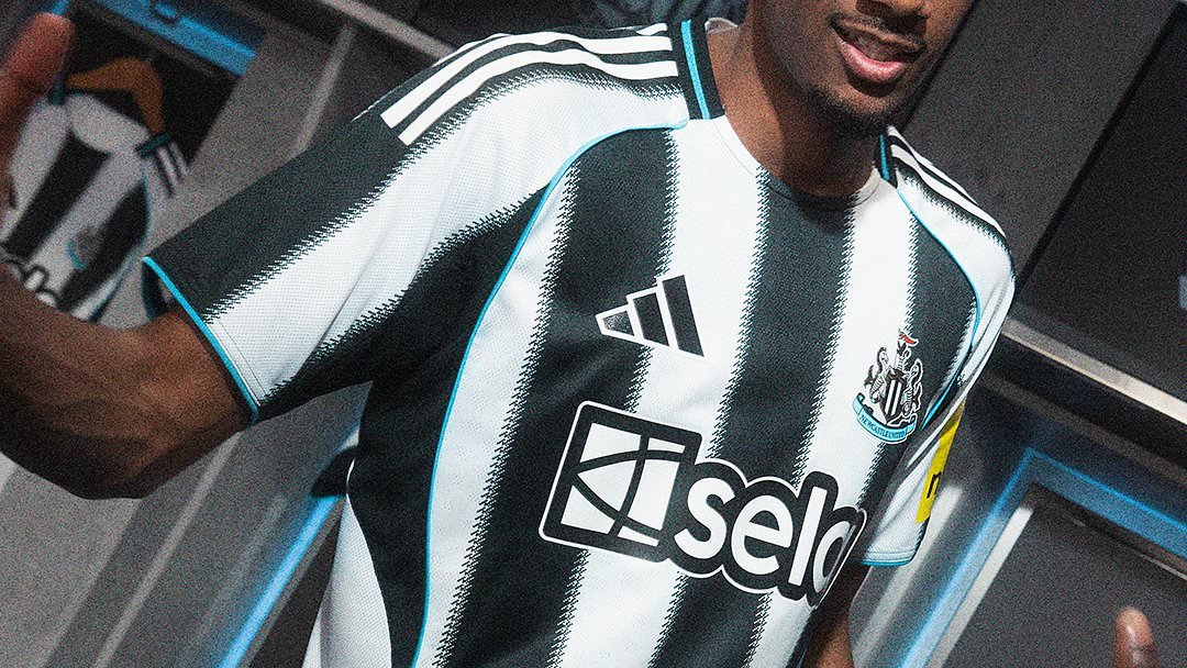 Newcastle dévoile son maillot domicile 2025-26 avec un twist