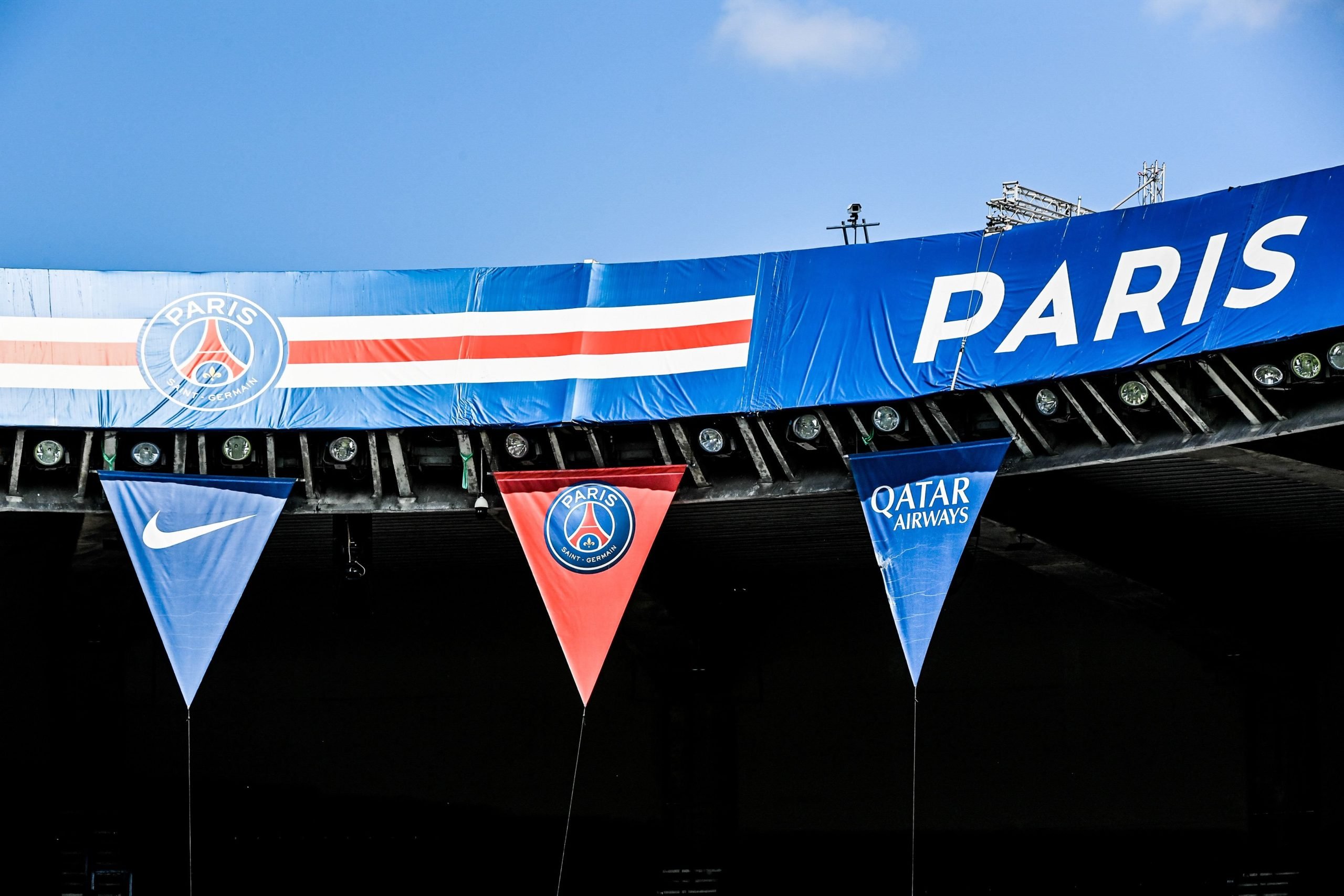 PSG - 80M€ pour Ramos- Pierre Ménès déçu du joueur fantomatique