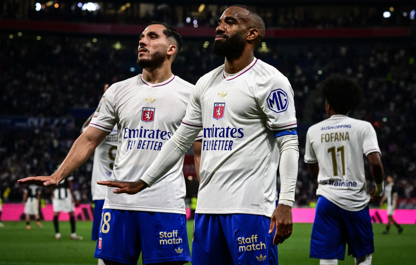 Rayan Cherki quitte l-OL - Émotions et adieux au Parc OL