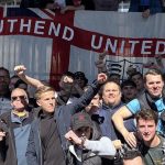 Un touriste américain se lie d-amitié avec 150 fans de football