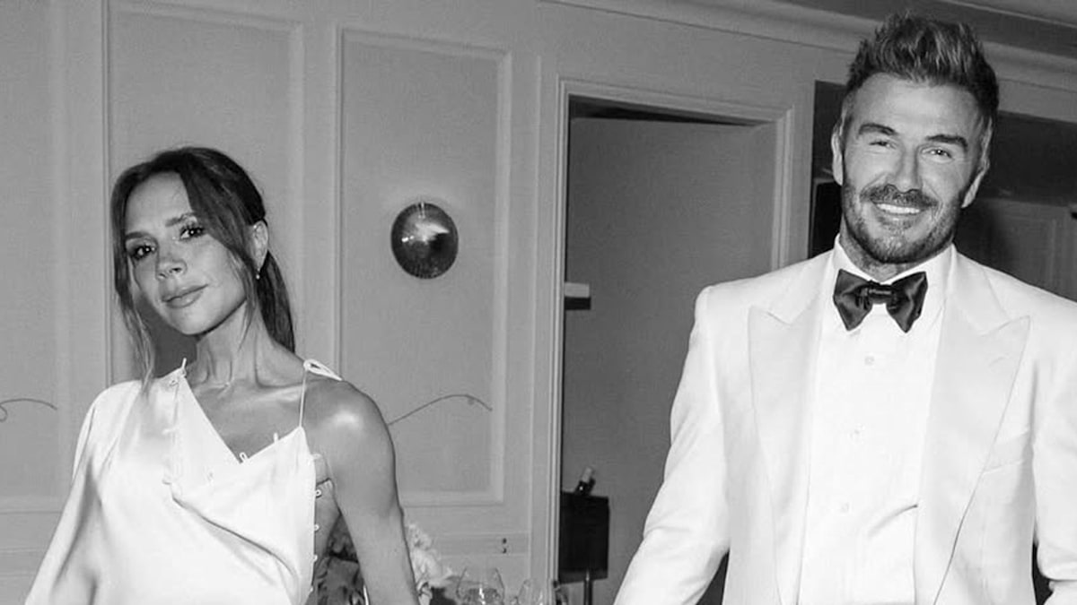 Victoria Beckham sublime pour les 50 ans de David Beckham en robe ivoire