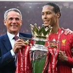 Virgil van Dijk célèbre la remise du trophée de Premier League à Anfield