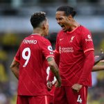 Virgil van Dijk félicite Roberto Firmino pour sa victoire en AFC Champions League
