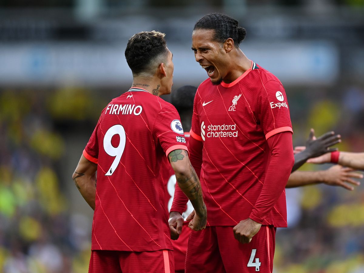 Virgil van Dijk félicite Roberto Firmino pour sa victoire en AFC Champions League