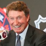 Wayne Gretzky félicite les Stars avant la finale contre les Oilers