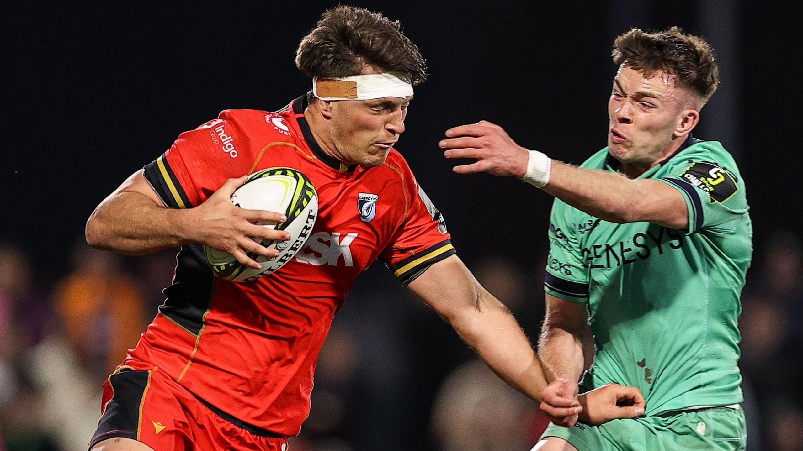 Le deuxième ligne de Cardiff Teddy Williams contesté par Matthew Devine, demi de mêlée de Connacht