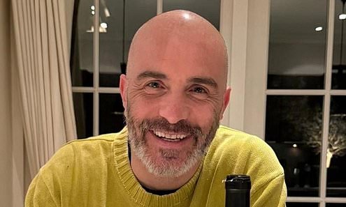 Enzo Maresca portant un verre de vin de Lionel Messi après la victoire de Chelsea