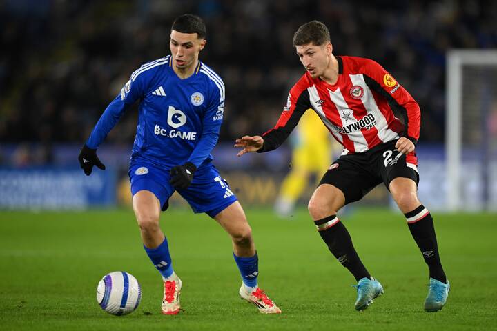 Bilal El Khannouss de Leicester City contrôle le ballon