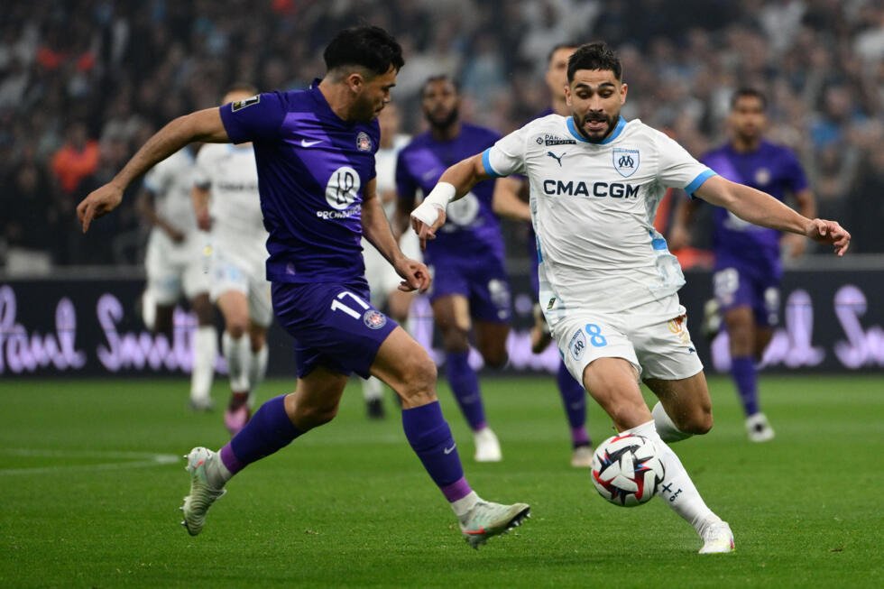 Neal Maupay au duel avec Gabriel Suazo