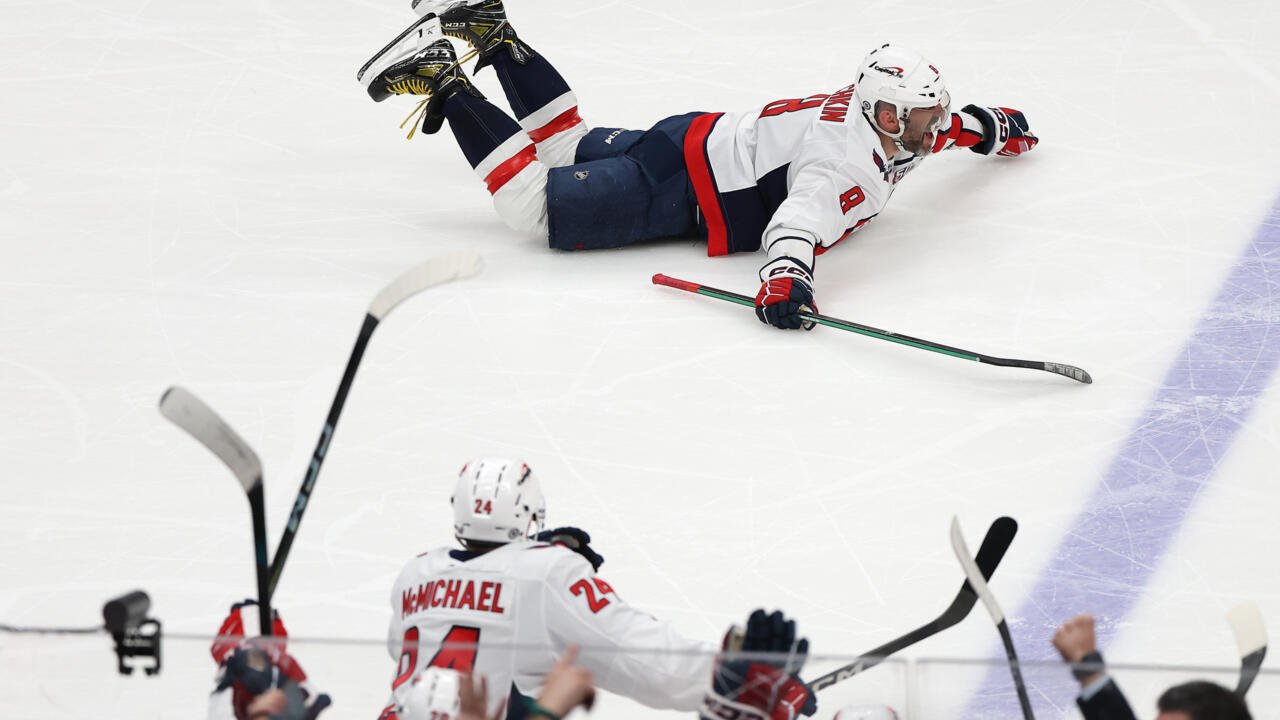 Alex Ovechkin, à plat ventre sur la glace, après avoir inscrit son 895e but en NHL, nouveau record, le 6 avril 2025 à Elmont, dans l'État de New York. Le hockeyeur russe des Washington Capitals efface des tablettes Wayne Gretzky et devient à 39 ans une légende de la Ligue nord-américaine