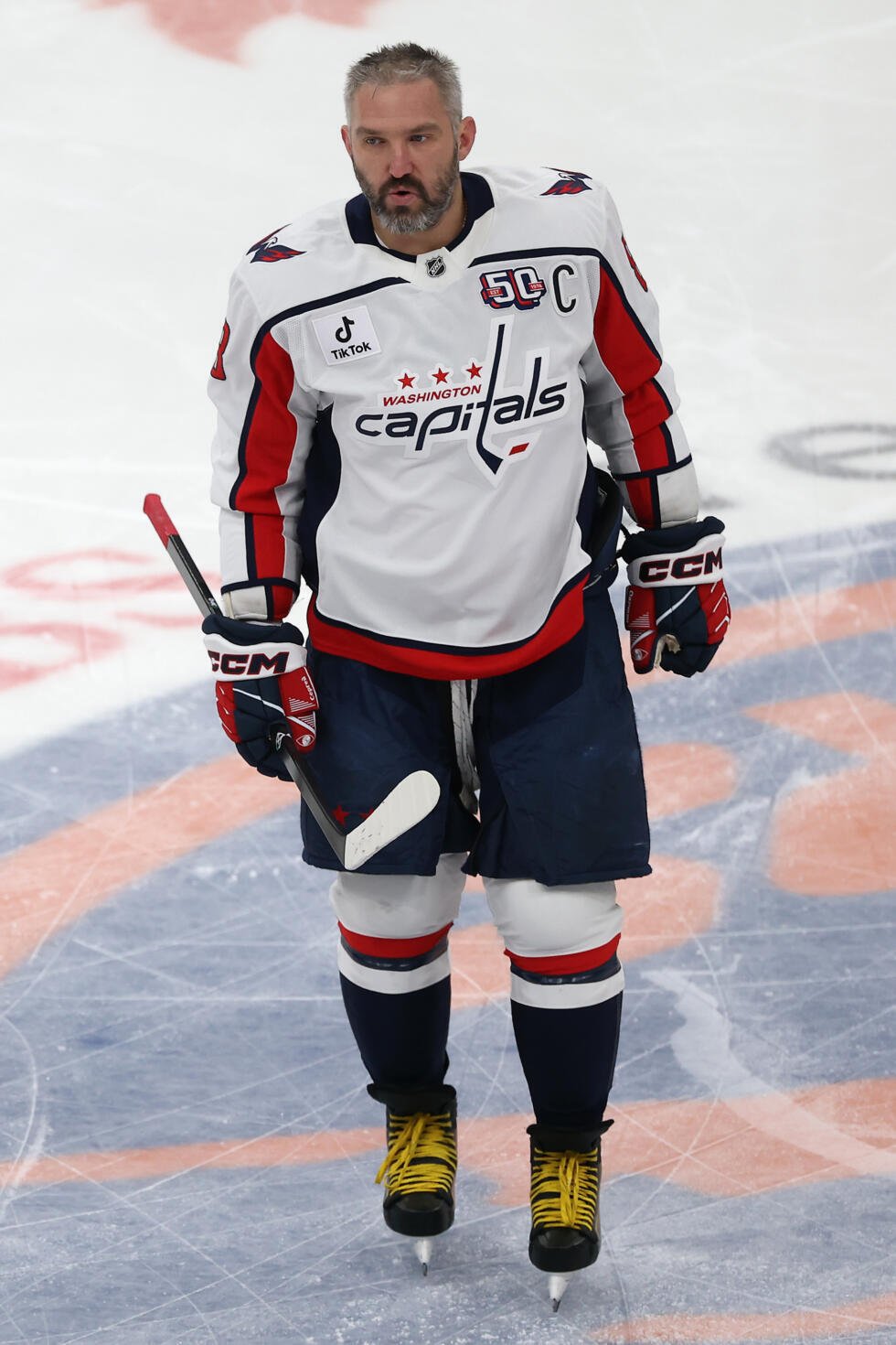 Le Russe Alex Ovechkin après avoir inscrit le 895e but de sa carrière en NHL le 6 avril 2025 à Elmont, dans l'État de New York. Aucun autre hockeyeur n'a marqué autant que le N.8 des Washington Capitals dans l'histoire de la ligue nord-américaine