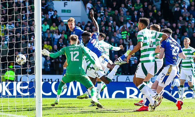 Daniels Balodis marque de la tête contre Celtic