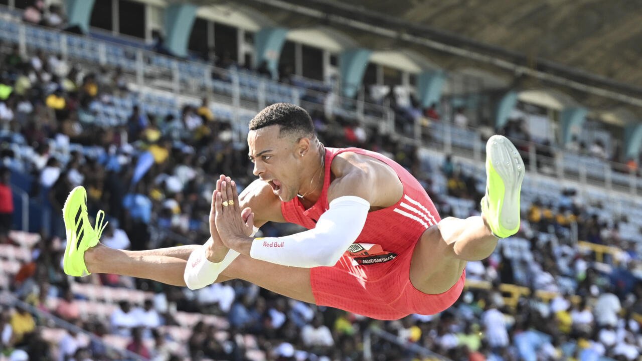 L'athlète français Sasha Zhoya célèbre sa victoire sur le 100 m du groupe 'haies hautes', le 6 avril 2025 à Kingston, lors du Grand Slam Track