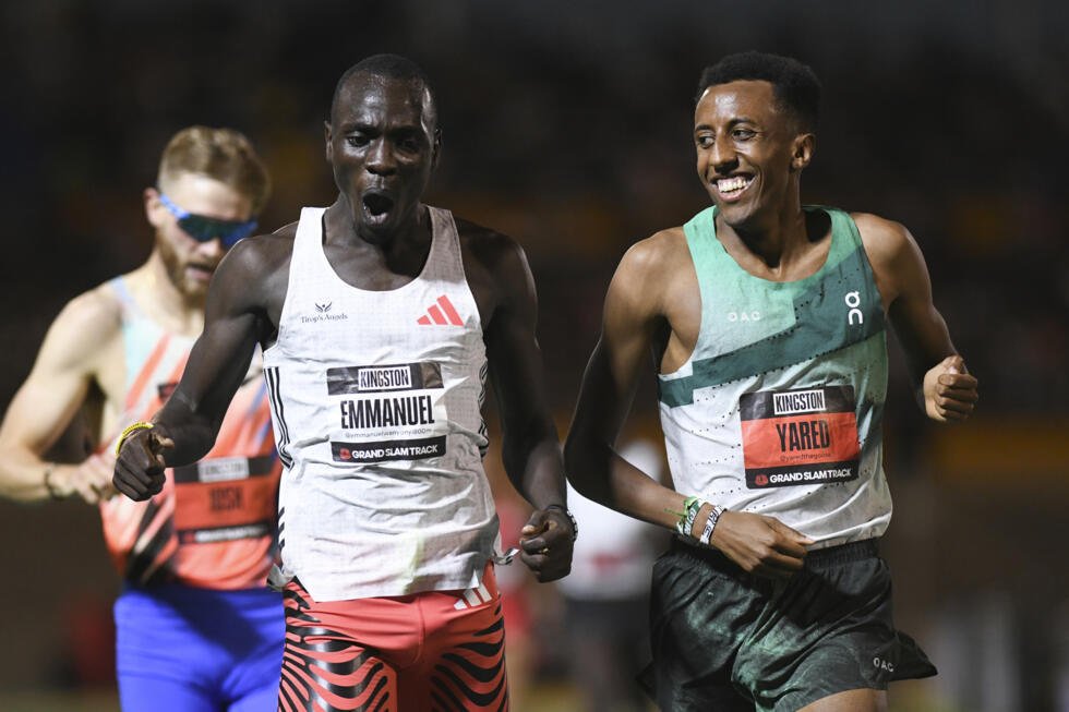 Le Kényan Emmanuel Wanyonyi remporte le 1.500 m devant l'Américain Yared Nuguse le 5 avril 2025 à Kingston, lors du Grand Slam Track