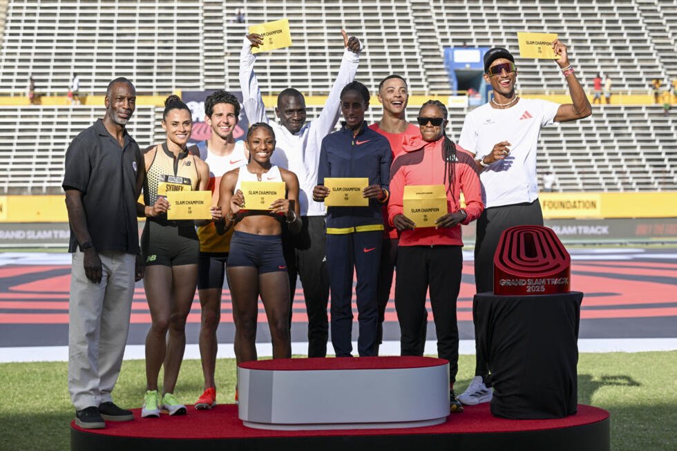 De gauche à droite: Michael Johnson, Sydney McLaughlin-Levrone, Grant Fisher, Melissa Jefferson, Emmanuel Wanyonyi, Ejgayehu Taye, Sasha Zhoya, Danielle Williams et Alison Dos Santos, tous vainqueurs de leur catégorie au premier Grand Slam Track à Kingston, le 6 avril 2025