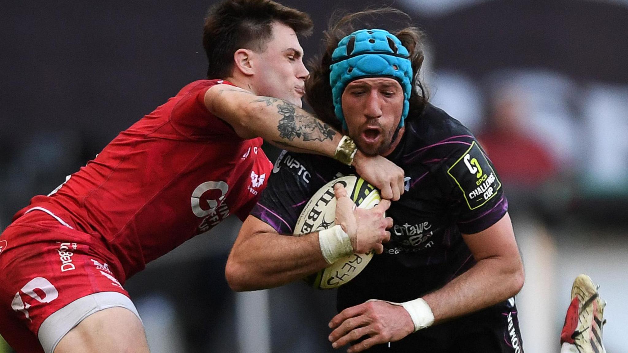Le flanker des Ospreys Justin Tipuric plaqué par le centre des Scarlets Joe Roberts