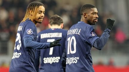 Ousmane Dembélé et Bradley Barcola avec le PSG lors du match de Ligue 1 à Brest le 1er février 2025. (FRED TANNEAU / AFP)