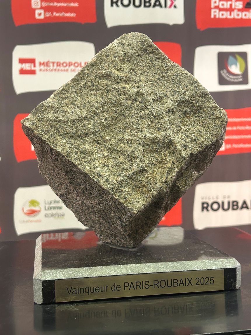 Voici le pavé qui sera remis ce dimanche au vainqueur de Paris-Roubaix 2025. Il pèse près de 12 kilos !