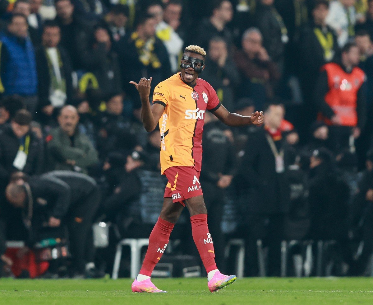 Victor Osimhen célèbre un but avec Galatasaray contre Fenerbahce