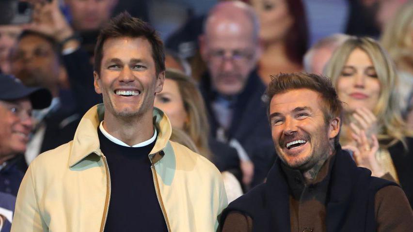 Tom Brady et David Beckham lors du match Birmingham contre Wrexham