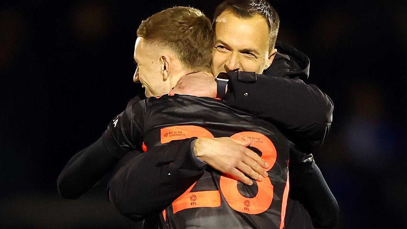 Jay Stansfield célébrant un but avec Chris Davies