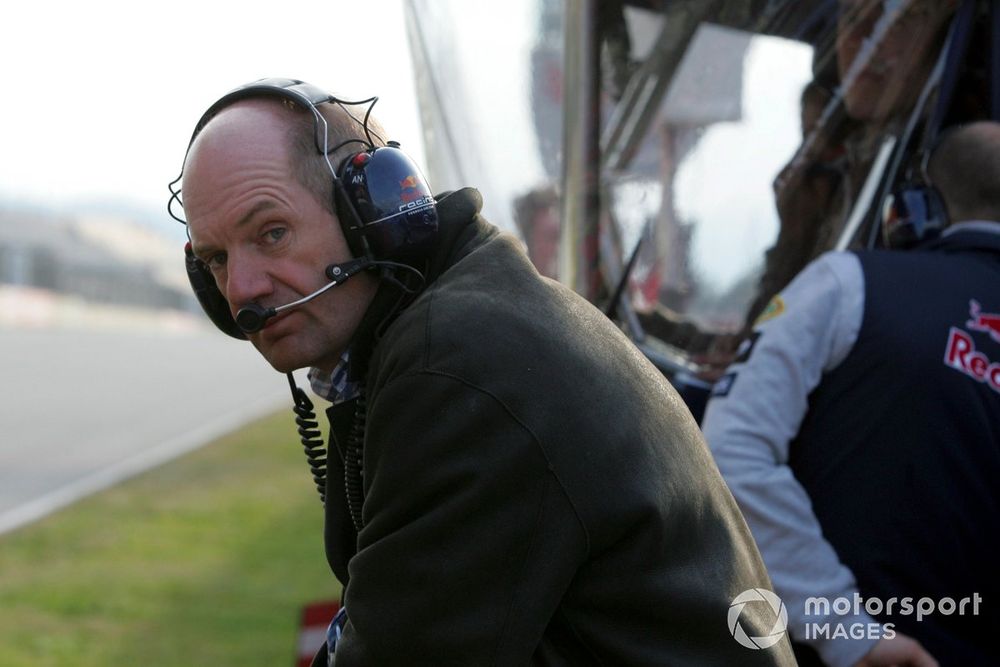 Newey adossé à la Red Bull lors des essais 2006 à Barcelone