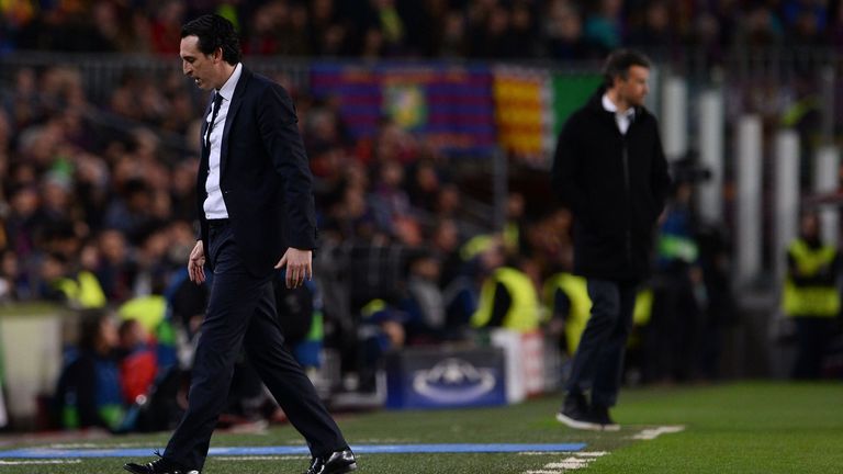 Unai Emery frustré tandis que Luis Enrique observe