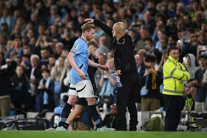 Kevin De Bruyne est félicité par Pep Guardiola