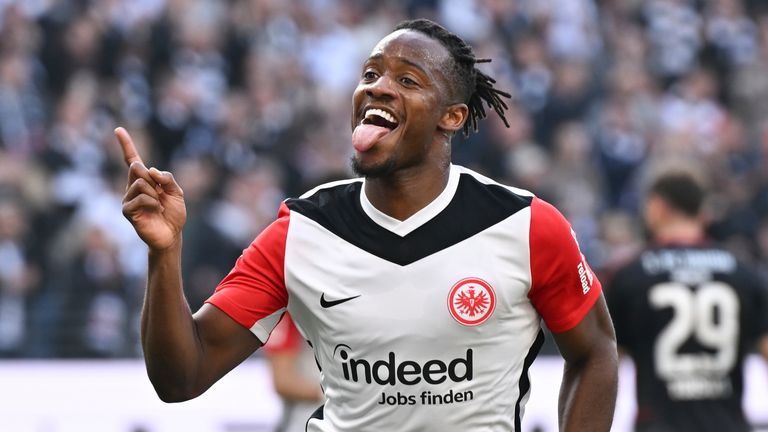 Michy Batshuayi célèbre un but avec Francfort
