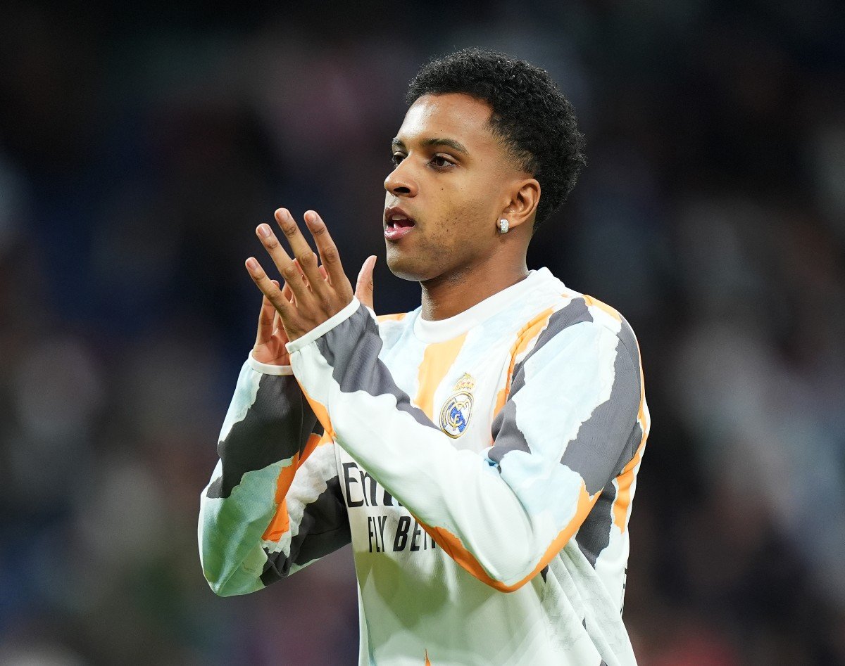 Rodrygo applaudit les supporters du Real Madrid lors de son échauffement