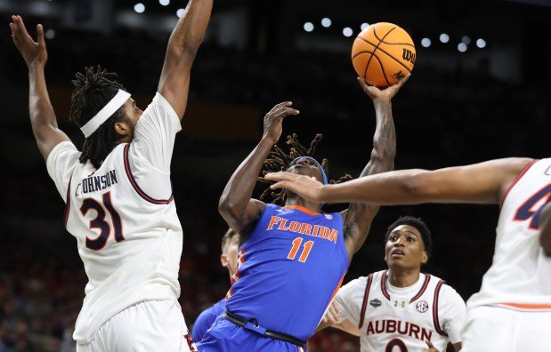 Denzel Aberdeen marque face à la défense d'Auburn lors de la demi-finale nationale